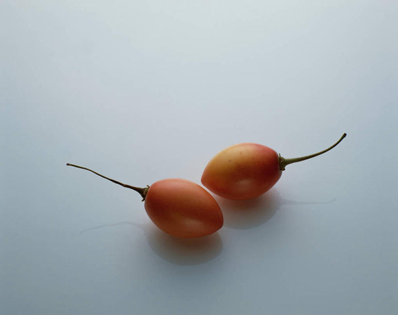 无人,横图,俯视,室内,特写,白天,水果,阴影,灰色背景,新鲜,反射,影子,生食,食品,果实,食物,两个,红色,摄影,有机食品,绿色食品,影棚,树番茄,番茄,彩图,高角度拍摄,影棚拍摄,拍摄,树茄果