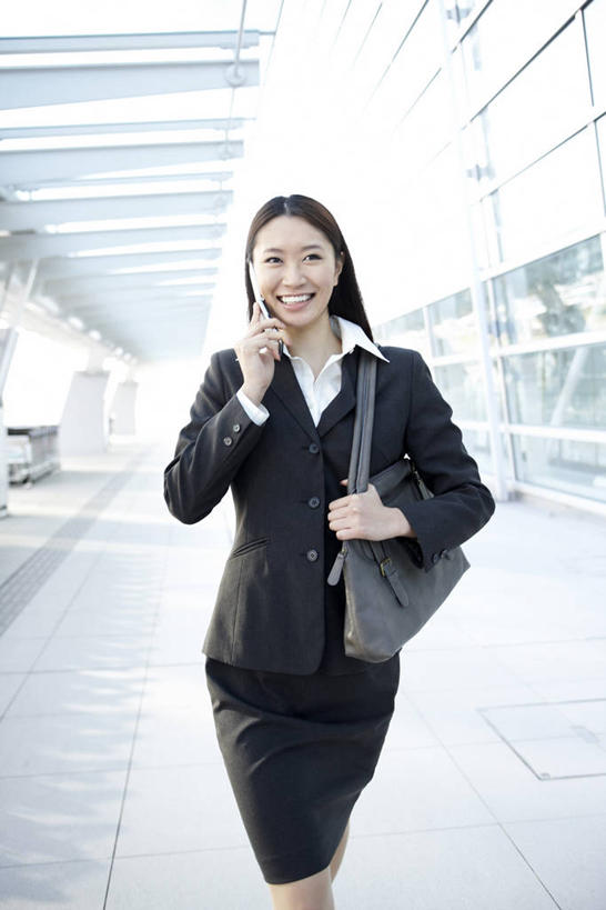 东方人,一个人,商务人士,商务女性,走,笑,打电话,微笑,露齿笑,竖图,室外,白天,正面,道路,路,电话,手机,亚洲,仅一个年轻女性,仅一个女性,仅一个人,握,阴影,套装,朦胧,模糊,光线,包,皮包,影子,小路,交通,听,注视,黄种人,通讯设备,阳光,观察,看,握着,观看,单肩包,察看,关注,商务装,工薪阶层,一部,雨棚,交流,年轻女性,女人,女性,亚洲人,白领,上班族,步行,沟通,散步,通话,走路,半身,彩图