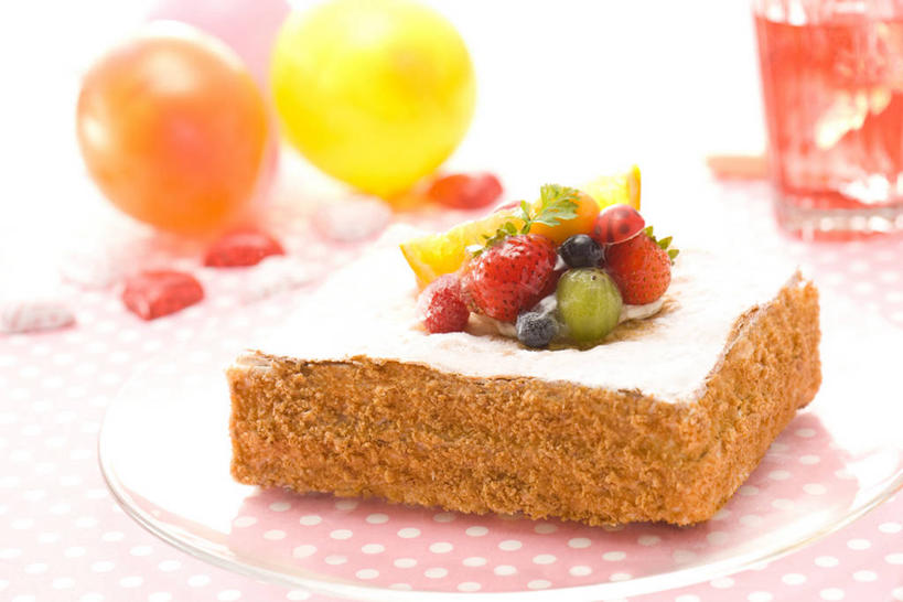 点心,无人,横图,俯视,室内,特写,白天,下午茶,餐桌,桌子,餐具,水果,玻璃,一堆,阴影,堆叠,堆积,朦胧,模糊,新鲜,装饰,反射,布料,碟子,盘,影子,斑点,塑料,生食,食品,果实,布纹,玻璃制品,桌布,食物,糕点,两个,一个,粉色,黄色,盘子,餐巾,气球,塑料制品,碟,台布,橙色,橡胶,有机食品,绿色食品,单个,餐台,堆,华丽,修饰,点缀,橡胶制品,千层酥,衬托,美观,雅致,雅观,拿破仑,餐桌布,彩图,高角度拍摄,拿破仑蛋糕,蛋糕