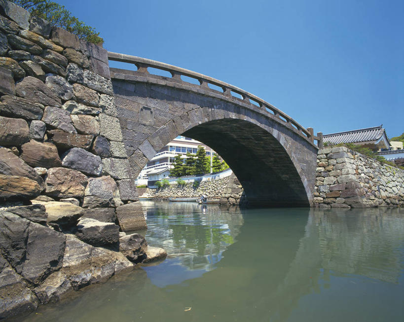 无人,横图,室外,白天,仰视,度假,湖,湖泊,礁石,石头,美景,水,城市风光,城市,桥梁,长崎,日本,亚洲,一堆,阴影,堆叠,堆积,光线,石子,影子,湖面,景观,水流,水面,桥,娱乐,石桥,拱桥,蓝色,蓝天,天空,阳光,湖水,天,享受,休闲,景色,放松,拱形,晴朗,人行桥,堆,石拱桥,东亚,万里无云,日本国,长崎县,九州本岛,九州,九州岛,九州地方,平户,平户市,礁,石块,岩石,晴空,晴空万里,彩图,低角度拍摄