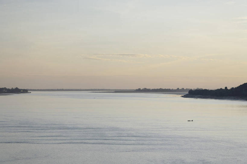 无人,横图,室外,白天,正面,旅游,度假,河流,美景,日落,水,缅甸,亚洲,河水,景观,水流,水平线,晚霞,霞光,阴天,落日,辽阔,海平线,娱乐,自然,黄昏,享受,休闲,广阔,景色,彩霞,放松,东南亚,一望无际,自然风光,缅甸联邦,伊洛瓦底江,无边无际,一马平川,夕照,薄暮,夕阳,彩图,傍晚,水天相接,水天一线,斜阳