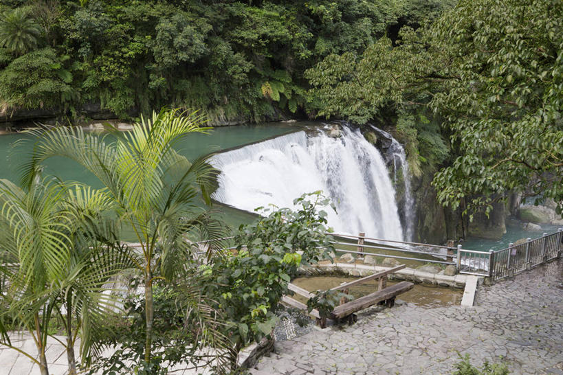 无人,栏杆,横图,俯视,室外,白天,旅游,度假,河流,美景,瀑布,树林,水,植物,台湾,中国,亚洲,阴影,飞溅,溅,光线,液体,影子,栅栏,河水,景观,篱笆,水滴,水流,围栏,娱乐,护栏,水珠,树,树木,绿色,阳光,自然,享受,休闲,景色,放松,生长,成长,喷洒,自然风光,东亚,台北县,港澳台,中华人民共和国,台湾省,新北,新北市,跌水,彩图,高角度拍摄,平溪区,十分瀑布,台