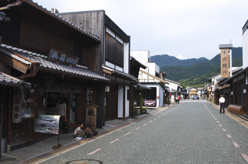 东方人,一个人,家,站,横图,室外,白天,度假,美景,城市风光,城市,道路,路,公路,日本,亚洲,仅一个男性,仅一个人,行人,服装,房屋,屋子,景观,乌云,云,阴天,云朵,分界线,停车线,交通,云彩,休闲装,黄种人,娱乐,楼房,路人,住宅,仅一个年轻男性,背面,衣服,天空,天,站着,享受,休闲,休闲服,景色,放松,服饰,车行道,车行道分界线,昏暗,阴沉,标线,东亚,车行线,本州,本州岛,日本国,中部地方,岐阜,岐阜县,过客,美浓,美浓国,男人,男性,年轻男性,亚洲人,马路,站立,彩图,全身,房子