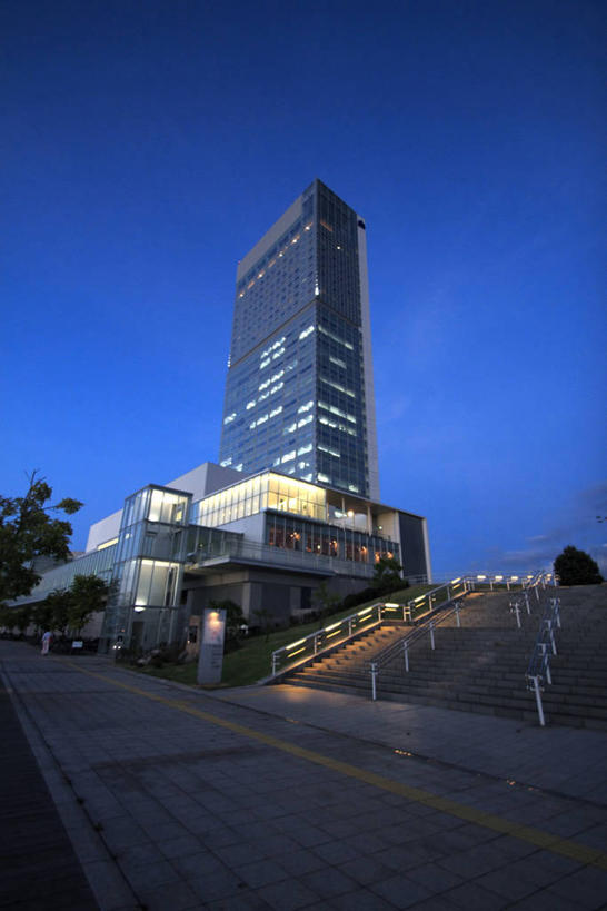 无人,高楼大厦,竖图,室外,夜晚,仰视,旅游,度假,标志建筑,大厦,道路,地标,建筑,路,摩天大楼,夜景,公路,日本,亚洲,阴影,光线,影子,灯光,交通,娱乐,建设,蓝色,蓝天,天空,天,享受,休闲,旅游胜地,放松,东亚,本州,本州岛,日本国,中部地方,新潟,新潟县,县厅,新潟市,马路,彩图,低角度拍摄,大楼,高层建筑,高楼,摩天楼,朱鹭展览馆