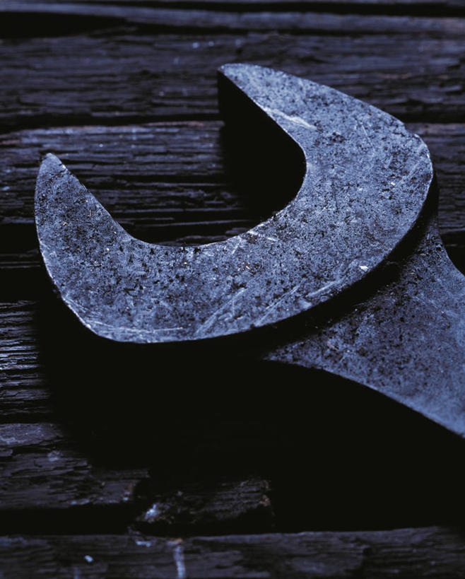 无人,竖图,俯视,室内,特写,白天,地板,静物,金属制品,阴影,反射,金属,工具,影子,地面,木地板,一个,单个,扳手,扳头,彩图,高角度拍摄