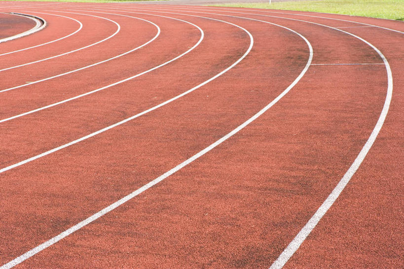 无人,体育馆,运动场,横图,俯视,室外,白天,一排,阴影,曲折,弯曲,整齐,光线,线条,影子,跑道,体育场,排列,红色,阳光,蜿蜒,田径场,队列,塑胶跑道,运动馆,彩图,高角度拍摄,全天候田径运动跑道