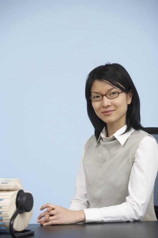 东方人,一个人,商务人士,商务女性,办公室,坐,笑,双手交叉,微笑,露齿笑,竖图,室内,白天,正面,家具,桌子,名片,椅子,亚洲,仅一个女性,仅一个人,阴影,蓝色背景,套装,反射,信息,眼镜,影子,办公桌,联系,注视,黄种人,架子,一个,会议椅,卡片,观察,看,仅一个中年女性,摄影,影棚,单个,观看,办公椅,察看,关注,商务装,身份,近视眼镜,工薪阶层,办公家具,商务椅,培训椅,名刺,名帖,交往,名片架,旋转名片架,女人,女性,中年女性,亚洲人,白领,上班族,十字手,坐着,半身,彩图,影棚拍摄,拍摄,商业,桌面名片架