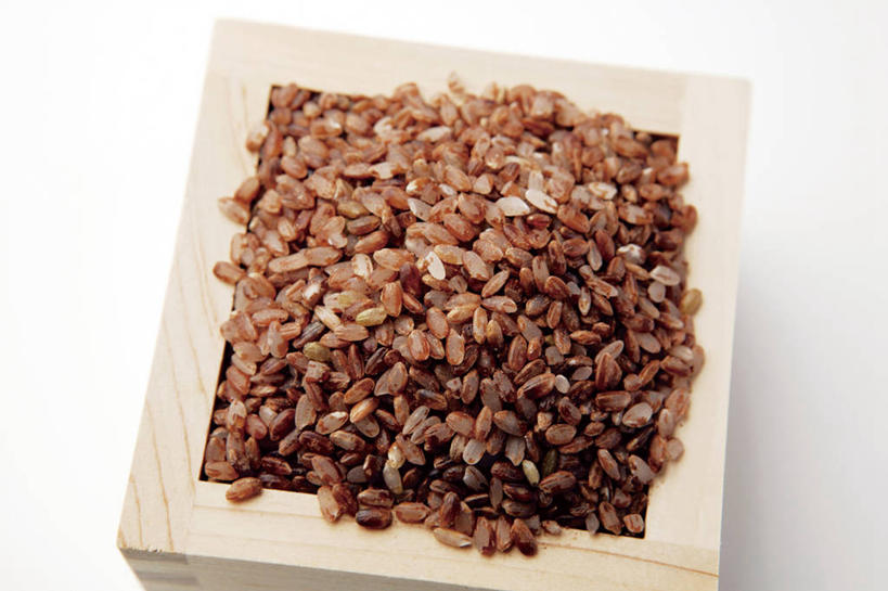 无人,横图,俯视,室内,特写,白天,白色背景,一堆,许多,阴影,堆叠,堆积,反射,木制,木盒,影子,谷类,谷物,褐色,米,很多,大米,一个,木制品,容器,糙米,摄影,影棚,单个,储藏,堆,储存,玄米,彩图,高角度拍摄,影棚拍摄,拍摄,贮存