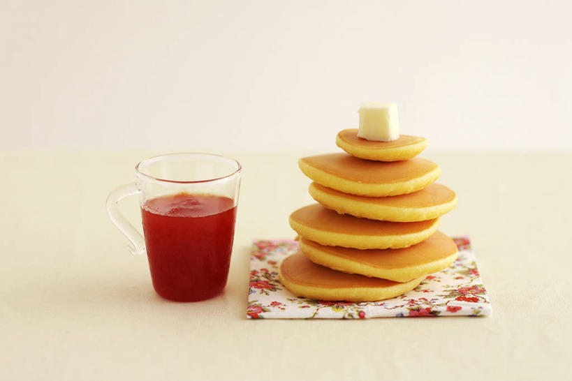 点心,煎饼,无人,横图,室内,特写,白天,正面,杯子,一堆,许多,阴影,堆叠,堆积,灰色背景,反射,影子,调料,酱料,酱汁,茄汁,佐料,食品,调味品,很多,一杯,调味料,文化,番茄酱,酱,饼,小吃,玻璃制品,食物,糕点,一个,红色,水杯,甜食,摄影,影棚,单个,堆,日式煎饼,玻璃杯,彩图,影棚拍摄,拍摄