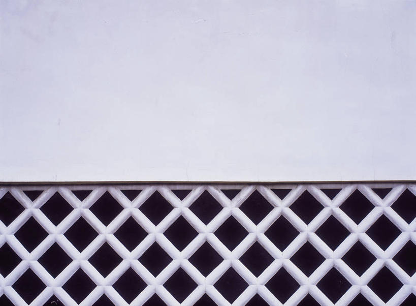 无人,横图,室内,特写,白天,正面,静物,阴影,反射,影子,墙,架子,墙壁,墙面,白色,支撑,固定,彩图