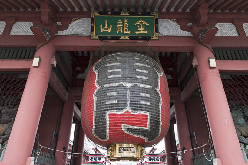 无人,寺庙,横图,室外,白天,仰视,旅游,度假,名胜古迹,标志建筑,地标,建筑,照明,东京,日本,亚洲,阴影,节日,遗迹,光线,日文,标志,灯笼,瓦片,文字,影子,纸灯笼,柱子,字符,屋檐,燃烧,古迹,文化,文物,娱乐,标识,建设,古建筑,檐,一个,红色,阳光,香火,灯具,庙宇,祈祷,享受,休闲,健康,汉字,浅草寺,旅游胜地,放松,许愿,宗教,信仰,单个,纪念,祈求,照亮,照明设备,中文,雷门,古文明,东亚,本州,关东地方,本州岛,日本国,东京都,浅草雷门观音寺,浅草观音寺,金龙山浅草寺,日语,国文,华文,浅草,台东区,平安,彩图,低角度拍摄,庙,寺