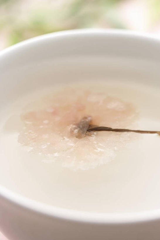 无人,竖图,俯视,室内,特写,白天,幸福,茶,杯子,阴影,朦胧,模糊,反射,影子,茶叶,饮品,一杯,娱乐,一个,水杯,花茶,享受,休闲,温馨,放松,乐趣,保健,养生,单个,花草茶,舒适,香花茶,香片,熏花茶,茶杯,彩图,高角度拍摄,樱花茶