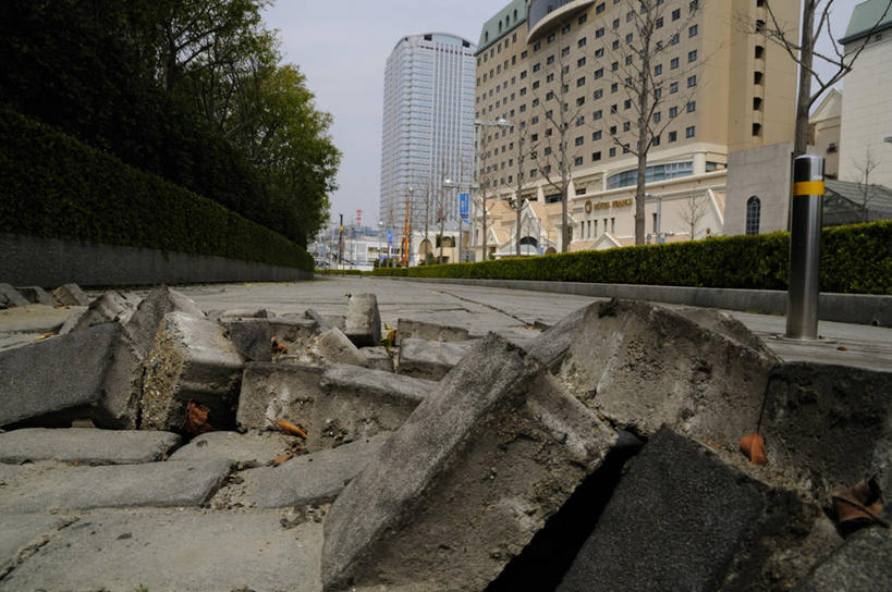 无人,高楼大厦,横图,室外,白天,正面,植物,大厦,道路,建筑,路,路灯,摩天大楼,公路,照明,日本,亚洲,朦胧,模糊,乌云,云,阴天,云朵,灯光,交通,千叶县,云彩,破坏,破损,灯,树,树木,绿色,天空,自然,天,生长,成长,照亮,损坏,昏暗,阴沉,照明设备,东亚,本州,关东地方,本州岛,日本国,千叶,马路,彩图,大楼,高层建筑,高楼,摩天楼,幕张国际城