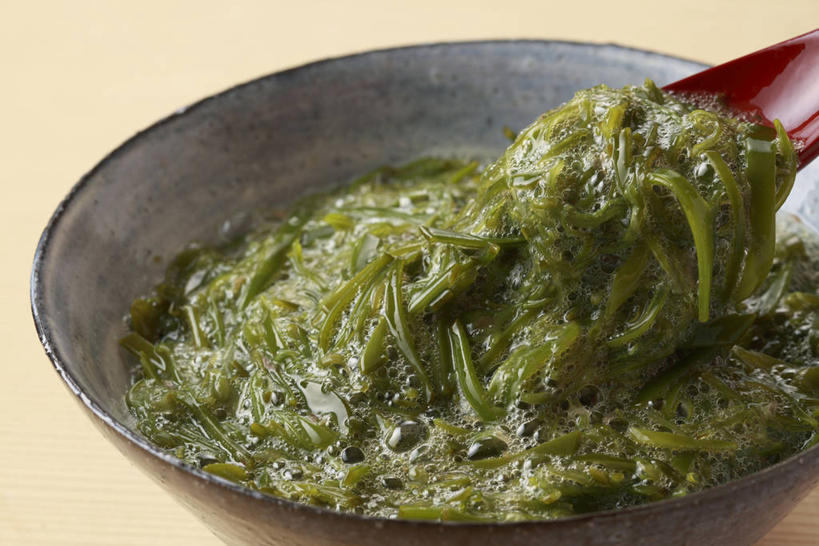 无人,横图,俯视,室内,特写,白天,烹饪,餐桌,桌子,蔬菜,一堆,阴影,堆叠,堆积,新鲜,反射,影子,勺子,陶瓷,日本料理,料理,食品,褐色,陶瓷制品,菜肴,美食,食物,一个,容器,调羹,汤匙,碗,日式料理,日式,海藻,佳肴,有机食品,绿色食品,单个,餐台,储藏,堆,海草,储存,彩图,高角度拍摄,翅藻,贮存,裙带菜