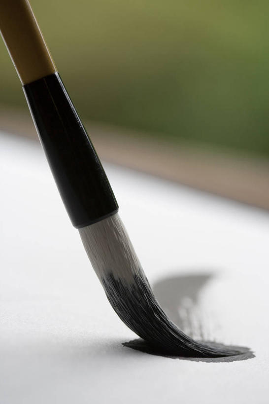 无人,竖图,俯视,室内,特写,白天,静物,阴影,朦胧,模糊,反射,笔,毛笔,墨水,影子,纸,办公用品,纸张,文具,黑色,白纸,学习用品,墨,墨汁,文具用品,一支,文房四宝,彩图,高角度拍摄