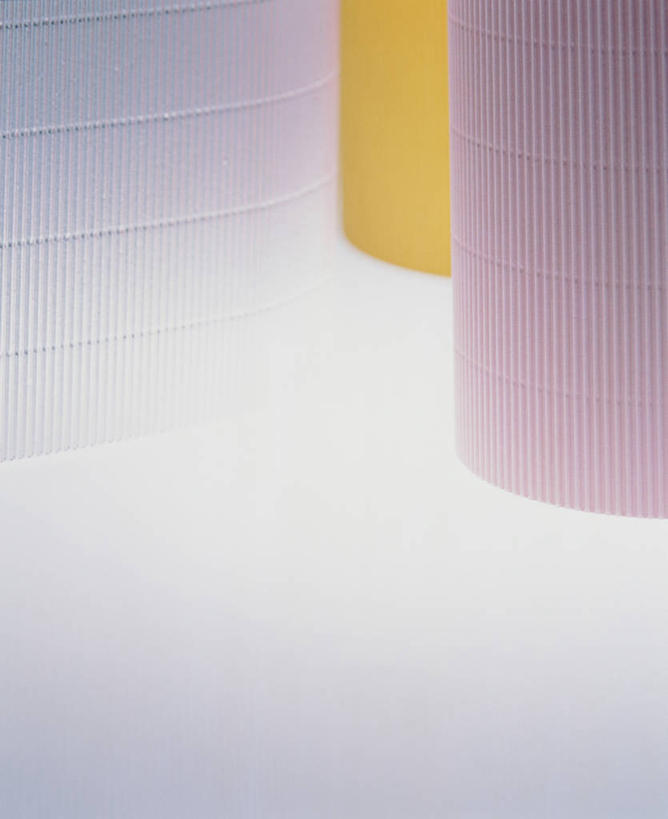 无人,竖图,室内,特写,白天,正面,静物,阴影,灰色背景,反射,影子,纸,纸张,粉色,黄色,摄影,影棚,纸板,瓦楞纸,彩图,影棚拍摄,拍摄