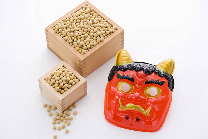 无人,横图,俯视,室内,特写,白天,白色背景,植物,豆,大豆,一堆,许多,阴影,堆叠,堆积,反射,木制,假面具,面具,木盒,影子,豆类,豆子,毛豆,很多,两个,一个,红色,木制品,容器,摄影,影棚,单个,储藏,堆,储存,豆科,枝豆,黄豆,彩图,高角度拍摄,影棚拍摄,拍摄,鬼面,鬼形脸谱,贮存