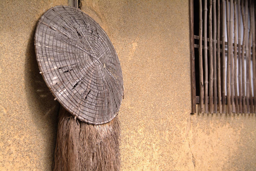 无人,横图,室外,白天,正面,窗户,帽子,阴影,光线,草帽,影子,墙,褐色,玻璃窗,墙壁,墙面,阳光,斗篷,防水,雨披,一顶,户外用品,彩图,遮雨