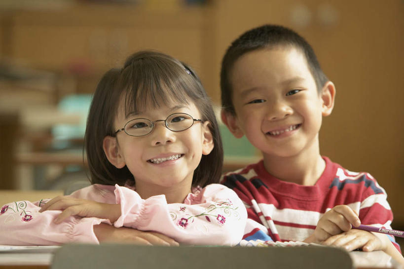 东方人,儿童,脸,头,脸颊,两个人,学生,学校,坐,笑,微笑,露齿笑,横图,室内,特写,白天,正面,纯洁,桌子,亚洲,服装,朦胧,模糊,眼镜,注视,休闲装,黄种人,肩膀,小孩,衣服,课桌,观察,看,休闲,教室,温暖,温馨,休闲服,可爱,童年,童趣,幼儿园,服饰,观看,爱护,和睦,察看,关爱,关注,童真,烂漫,无邪,天真,男孩,女孩,亚洲人,孩子,头部,脸部,脸蛋,面部,坐着,半身,彩图,小学,男生,女生,小学生