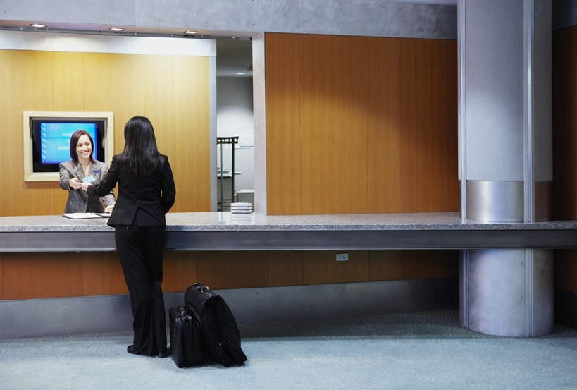 东方人,西方人,两个人,商务人士,前台,服务员,商务女性,办公室,站,笑,微笑,露齿笑,横图,室内,白天,衬衫,西装,商务,职员,吧台,欧洲,欧洲人,亚洲,递,套装,正装,拿,拿着,注视,职业装,黄种人,相视,背面,行李,行李箱,观察,看,站着,面对面,服务台,观看,对视,察看,关注,相对,登记,结算,相看,接待员,年轻女性,女人,女性,白种人,亚洲人,白领,服务生,商人,上班族,侍者,彩图,全身,衬衣,白领阶层,办公室职员