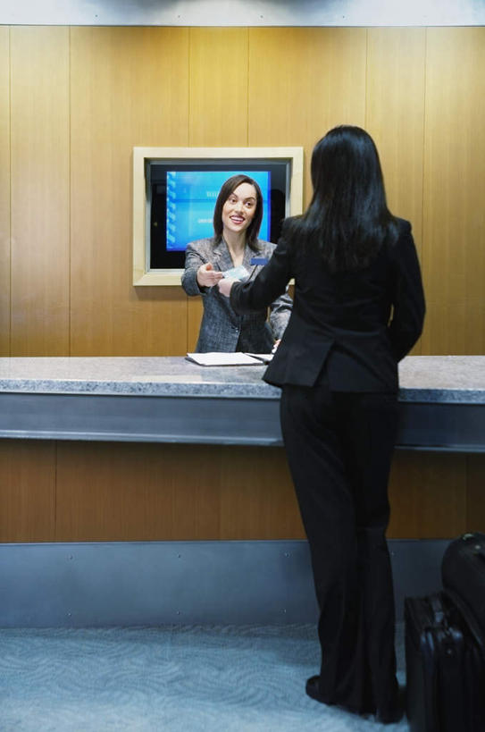 东方人,西方人,两个人,商务人士,前台,服务员,商务女性,办公室,站,笑,微笑,露齿笑,竖图,室内,白天,衬衫,西装,商务,职员,吧台,欧洲,欧洲人,亚洲,递,套装,正装,拿,拿着,注视,职业装,黄种人,相视,背面,行李,行李箱,观察,看,站着,面对面,服务台,观看,对视,察看,关注,相对,登记,结算,相看,接待员,年轻女性,女人,女性,白种人,亚洲人,白领,服务生,商人,上班族,侍者,彩图,全身,衬衣,白领阶层,办公室职员