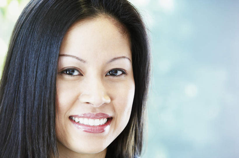 东方人,脸,头,脸颊,头发,一个人,站,笑,微笑,露齿笑,横图,室内,特写,白天,正面,亚洲,仅一个年轻女性,仅一个女性,仅一个人,朦胧,模糊,注视,黄种人,黑色,观察,看,站着,观看,察看,关注,年轻女性,女人,女性,亚洲人,头部,长发,直发,脸部,脸蛋,面部,半身,彩图