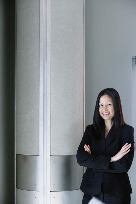 东方人,一个人,商务人士,商务女性,办公室,站,笑,双手交叉,微笑,露齿笑,竖图,室内,白天,正面,衬衫,西装,商务,职员,亚洲,仅一个人,套装,正装,圆柱,柱子,注视,职业装,黄种人,观察,看,站着,美女,观看,察看,双手抱胸,挑眉,关注,年轻女性,女人,女性,亚洲人,白领,上班族,半身,彩图,衬衣,白领阶层,办公室职员