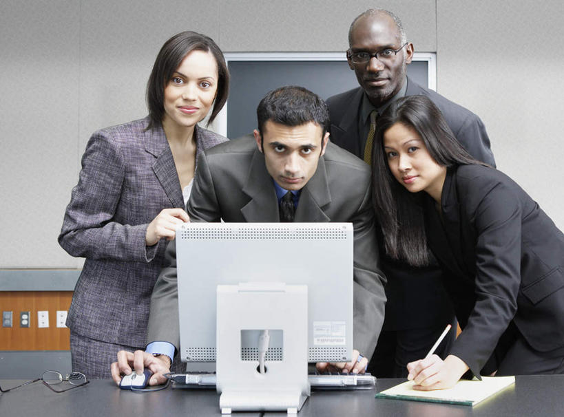 四个人,伙伴,同事,朋友,商务人士,商务男性,商务女性,站,横图,室内,白天,正面,衬衫,西装,讨论,友谊,分享,成功,合作,团队,集体,信心,电脑,撑,套装,正装,眼镜,记事本,职业装,队伍,记录,站着,战略,领导,成就,液晶显示器,商务装,合伙,领袖,工薪阶层,联合,合谋,配合,协作,计算机,男人,男性,女人,女性,中年男性,中年女性,白领,上班族,半身,彩图,衬衣