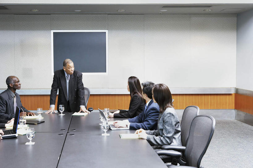 西方人,伙伴,朋友,商务人士,商务男性,商务女性,站,坐,横图,室内,白天,正面,衬衫,友谊,合作,团队,杯子,餐具,欧洲,黑人,欧洲人,套装,会议,高脚杯,红酒杯,许多人,酒杯,水杯,站着,一群人,战略,葡萄酒杯,商务装,工薪阶层,香槟杯,会议中心,联合,合谋,配合,协作,男人,男性,女人,女性,中年男性,中年女性,白种人,白领,上班族,玻璃杯,坐着,半身,彩图,衬衣,酒具