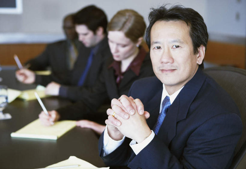 东方人,西方人,四个人,同事,商务人士,商务男性,商务女性,办公室,坐,双手交叉,横图,室内,白天,正面,衬衫,成功,合作,团队,集体,信心,欧洲,黑人,欧洲人,亚洲,套装,朦胧,模糊,材料,文件,黄种人,队伍,领导,成就,商务装,合伙,领袖,工薪阶层,男人,男性,女人,女性,中年男性,中年女性,白种人,亚洲人,白领,上班族,十字手,坐着,半身,彩图,衬衣