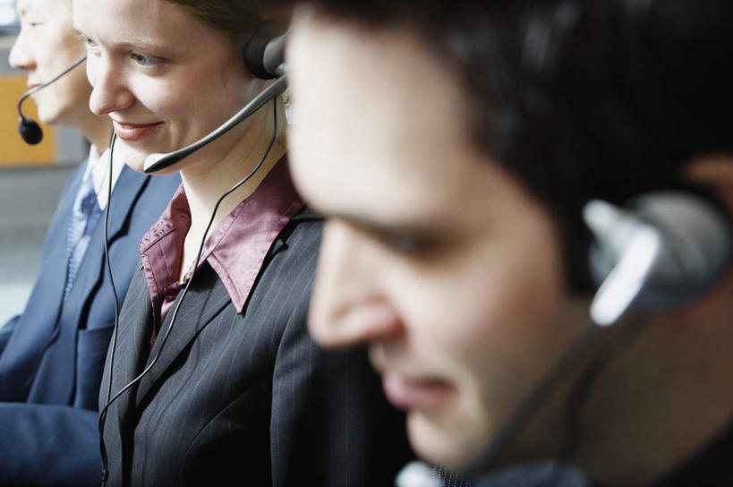 东方人,西方人,脸,头,脸颊,三个人,商务人士,电话接线员,商务男性,商务女性,办公室,坐,笑,微笑,横图,室内,白天,侧面,衬衫,西装,客服,欧洲,欧洲人,亚洲,套装,正装,朦胧,模糊,话务员,注视,职业装,黄种人,肩膀,耳机,耳麦,观察,看,观看,察看,关注,商务装,工薪阶层,男人,男性,年轻男性,女人,女性,中年男性,中年女性,白种人,亚洲人,头部,脸部,脸蛋,面部,白领,接线员,上班族,坐着,半身,彩图,衬衣