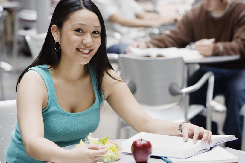 东方人,西方人,三个人,伙伴,朋友,学生,图书馆,坐,笑,微笑,露齿笑,横图,室内,白天,正面,看书,阅读,友谊,苹果,书籍,欧洲,欧洲人,亚洲,学习,服装,朦胧,模糊,休闲装,黄种人,蛇果,衣服,书本,红苹果,看,休闲,同学,休闲服,读书,浏览,服饰,知识,校友,浏览室,同窗,学友,友情,男人,男性,年轻男性,年轻女性,女人,女性,白种人,亚洲人,书,坐着,半身,彩图,书库,图书库,阅览室