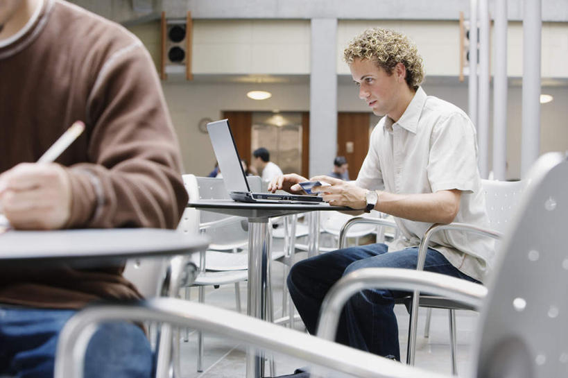 西方人,三个人,伙伴,朋友,坐,横图,室内,白天,侧面,友谊,电脑,笔记本电脑,桌子,椅子,照明,欧洲,欧洲人,写,学习,服装,朦胧,模糊,墙,灯光,注视,休闲装,书桌,顶灯,墙壁,墙面,灯,衣服,笔记本,课桌,灯具,观察,看,休闲,同学,休闲服,服饰,观看,照亮,察看,书写,知识,照明设备,校友,关注,上网本,无线网络,无线上网,便携式电脑,同窗,学友,友情,手提电脑,男人,男性,年轻男性,白种人,玩耍,坐着,半身,彩图