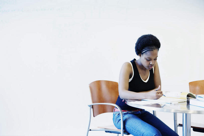 西方人,一个人,学生,坐,横图,室内,白天,白色背景,正面,看书,阅读,书籍,欧洲,非洲,黑人,欧洲人,仅一个年轻女性,仅一个女性,仅一个人,学习,服装,墙,注视,休闲装,墙壁,墙面,衣服,书本,观察,看,休闲,休闲服,读书,浏览,服饰,观看,察看,关注,年轻女性,女人,女性,非洲人,大学生,书,图书,坐着,半身,彩图