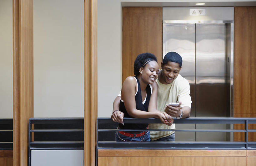 西方人,两个人,站,笑,微笑,露齿笑,横图,室内,白天,正面,分享,电话,手机,欧洲,黑人,欧洲人,服装,走道,注视,休闲装,衣服,楼道,观察,看,站着,聊天,休闲,教室,温暖,温馨,休闲服,恋人,服饰,观看,爱护,和睦,察看,情人,关爱,关注,爱侣,爱人,男人,男性,年轻男性,年轻女性,女人,女性,情侣,大学生,手提电话,移动电话,谈话,拥抱,半身,彩图,伴侣