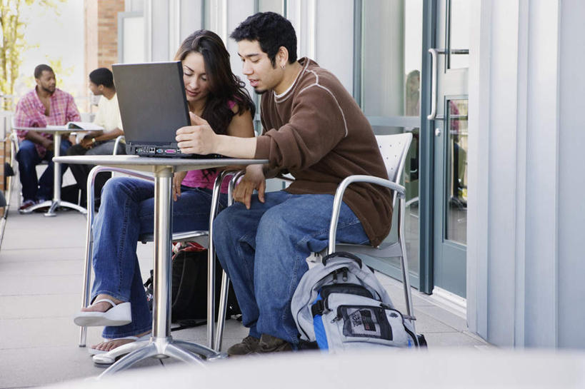 西方人,四个人,伙伴,朋友,坐,说,横图,室外,白天,正面,讨论,友谊,电脑,笔记本电脑,桌子,欧洲,黑人,欧洲人,学习,服装,注视,休闲装,衣服,笔记本,观察,看,休闲,同学,休闲服,服饰,观看,察看,校友,关注,同窗,学友,交流,上网,友情,男人,男性,年轻男性,年轻女性,女人,女性,白种人,沟通,讲话,交谈,商讨,说话,谈话,坐着,彩图,全身