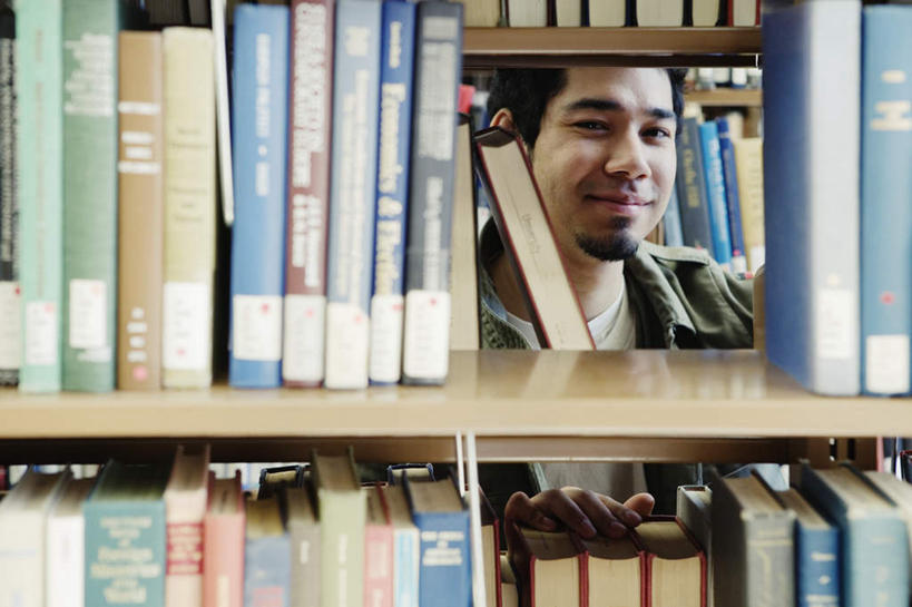 脸,头,脸颊,胡须,一个人,学生,图书馆,站,笑,微笑,横图,室内,特写,白天,正面,看书,阅读,书籍,亚洲,仅一个男性,仅一个人,一排,学习,服装,整齐,休闲装,黄种人,肩膀,排列,仅一个年轻男性,衣服,书本,看,站着,休闲,休闲服,读书,浏览,服饰,队列,挡书板,书挡,书夹,书立,男人,男性,年轻男性,亚洲人,头部,胡子,小胡子,脸部,脸蛋,面部,书,半身,彩图,阅览室