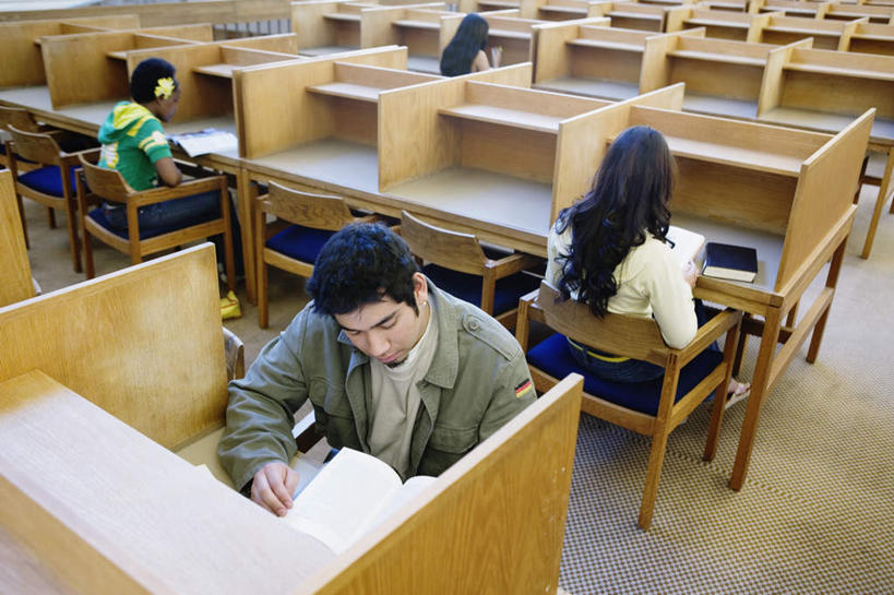 西方人,四个人,伙伴,朋友,坐,横图,俯视,室内,白天,看书,阅读,友谊,桌面,桌子,书籍,欧洲,欧洲人,学习,服装,木制,木质,坐垫,休闲装,衣服,蓝色,木制品,书本,看,休闲,教室,同学,休闲服,读书,浏览,服饰,校友,同窗,学友,友情,男人,男性,年轻男性,年轻女性,女人,女性,白种人,书,坐着,彩图,高角度拍摄,全身