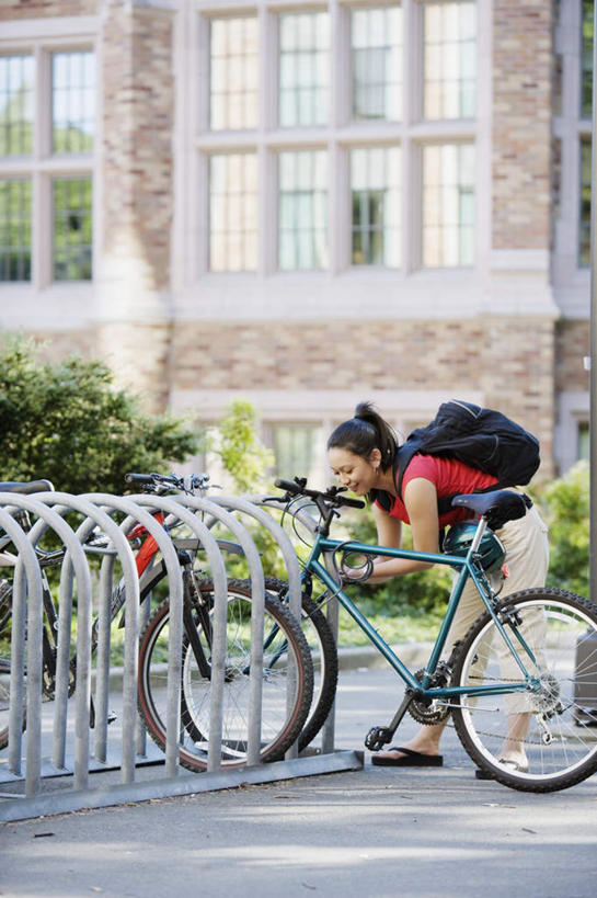 一个人,站,笑,微笑,竖图,室外,白天,侧面,植物,自行车,亚洲,仅一个年轻女性,仅一个女性,仅一个人,服装,朦胧,模糊,包,书包,窗,房屋,屋子,绿叶,注视,休闲装,黄种人,楼房,玻璃窗,车,脚踏车,玻璃制品,树叶,衣服,交通工具,观察,看,站着,休闲,休闲服,服饰,观看,察看,关注,年轻女性,女人,女性,亚洲人,彩图,全身,房子,双肩包