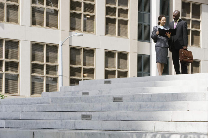 西方人,两个人,伙伴,朋友,商务人士,办公室,站,横图,室外,白天,正面,衬衫,西装,商务,友谊,合作,团队,职员,建筑,路灯,欧洲,非洲,黑人,欧洲人,阴影,正装,光线,影子,房屋,屋子,领带,注视,职业装,建设,楼房,灯,阳光,观察,看,站着,战略,金融,商务套装,经济,观看,察看,关注,贸易,联合,合谋,交流,配合,协作,男人,男性,年轻男性,年轻女性,女人,女性,非洲人,白领,商人,上班族,沟通,协商,彩图,全身,西服,房子,白领阶层,办公室职员