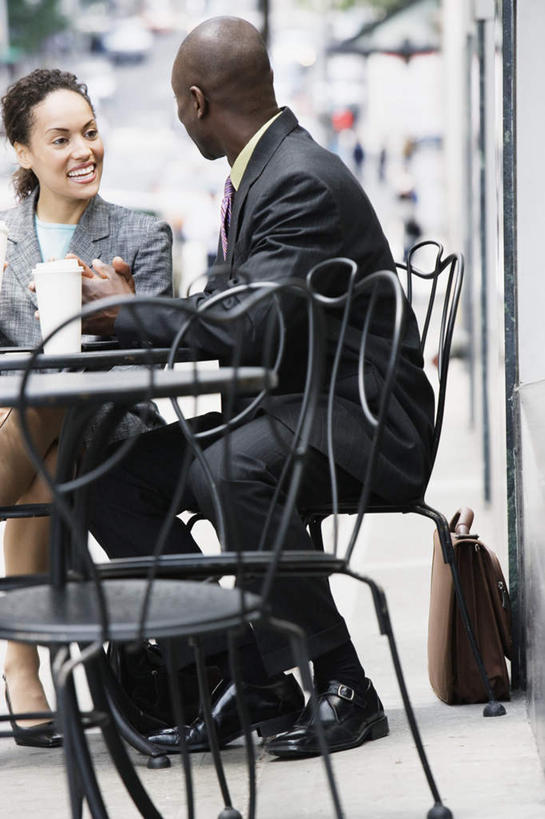 东方人,西方人,两个人,商务人士,办公室,坐,笑,微笑,露齿笑,竖图,室外,白天,正面,衬衫,西装,商务,职员,餐桌,桌子,建筑,椅子,欧洲,非洲,黑人,欧洲人,亚洲,正装,模糊,包,公文包,窗,房屋,屋子,办公用品,领带,注视,职业装,黄种人,建设,楼房,玻璃窗,相视,玻璃制品,观察,看,面对面,金融,商务套装,经济,餐台,观看,对视,察看,关注,相对,贸易,相看,交流,男人,男性,年轻男性,年轻女性,女人,女性,非洲人,亚洲人,白领,商人,上班族,沟通,交谈,坐着,半身,彩图,西服,房子,白领阶层,办公室职员