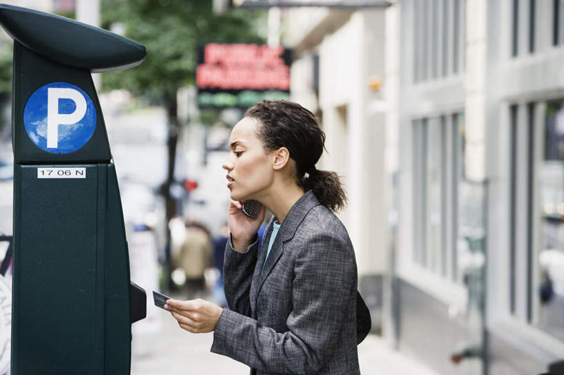 一个人,商务人士,办公室,站,打电话,横图,室外,白天,侧面,衬衫,西装,商务,职员,植物,落地窗,建筑,路灯,电话,欧洲,欧洲人,仅一个年轻女性,仅一个女性,仅一个人,正装,朦胧,模糊,英文,标志,广告牌,文字,字符,字母,窗,房屋,屋子,绿叶,领带,注视,职业装,通讯设备,标识,建设,楼房,玻璃窗,玻璃制品,灯,树,树木,树叶,树枝,观察,看,站着,金融,商务套装,经济,观看,英文字母,察看,关注,贸易,交流,年轻女性,女人,女性,白种人,白领,商人,上班族,沟通,通话,半身,彩图,西服,房子,白领阶层,办公室职员