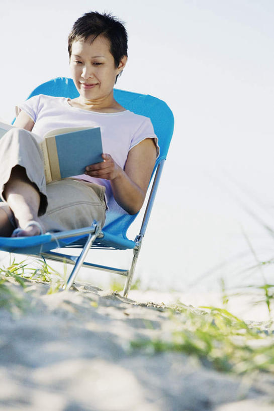 一个人,坐,竖图,室外,白天,仰视,看书,旅游,度假,阅读,草地,草坪,植物,椅子,亚洲,仅一个年轻女性,仅一个女性,仅一个人,学习,服装,朦胧,模糊,躺椅,休闲装,黄种人,娱乐,草,衣服,蓝天,天空,天,看,享受,休闲,休闲服,放松,服饰,绿草,户外运动,年轻女性,女人,女性,亚洲人,坐着,半身,彩图,低角度拍摄