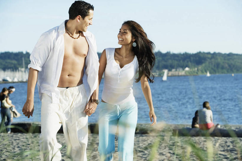 帆船,西方人,家庭,夫妻,握手,横图,室外,白天,正面,爱情,旅游,度假,海浪,森林,沙滩,树林,植物,船,欧洲,欧洲人,阴影,感人,朦胧,模糊,光线,沙子,影子,海岸,浪花,沙地,许多人,浪漫,娱乐,树,树木,绿色,蓝天,天空,阳光,自然,海水,天,享受,休闲,温暖,温馨,家属,一家人,放松,恋人,生长,成长,爱护,和睦,情人,关爱,亲情,爱侣,爱人,户外运动,罗曼蒂克,海景,亲属,甜蜜,男人,男性,年轻男性,年轻女性,女人,女性,白种人,夫妇,情侣,大海,风浪,海,海水的波动,海滩,近岸浪,涌浪,搀手,拉手,手搀手,手拉手,手牵手,手握手,半身,彩图,伴侣