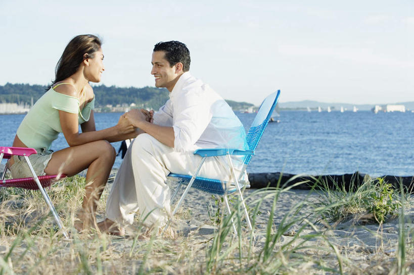 西方人,两个人,家庭,夫妻,握手,横图,室外,白天,侧面,爱情,旅游,度假,海浪,沙滩,植物,船,欧洲,欧洲人,服装,感人,沙子,海岸,浪花,绿叶,沙地,浪漫,休闲装,娱乐,相视,树,树木,树叶,树枝,衣服,海水,享受,休闲,温暖,温馨,家属,一家人,面对面,休闲服,放松,恋人,服饰,对视,爱护,和睦,情人,关爱,亲情,相对,爱侣,爱人,户外运动,罗曼蒂克,海景,亲属,相看,甜蜜,男人,男性,年轻男性,年轻女性,女人,女性,白种人,夫妇,情侣,大海,风浪,海,海水的波动,海滩,近岸浪,涌浪,搀手,拉手,手搀手,手拉手,手牵手,手握手,彩图,全身,伴侣