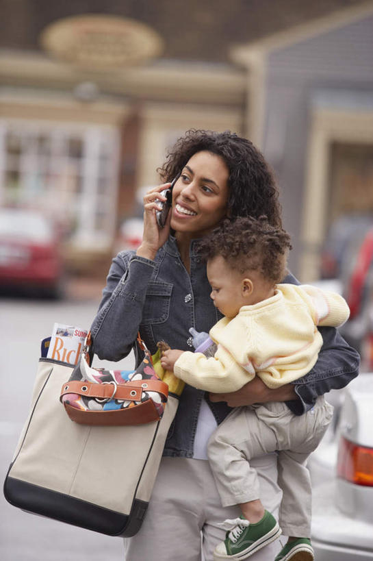 西方人,儿童,两个人,家庭,母亲,儿子,站,抱,笑,微笑,露齿笑,竖图,室外,白天,正面,纯洁,道路,路,公路,汽车,手机,欧洲,非洲,黑人,欧洲人,服装,朦胧,模糊,包,通讯工具,交通,注视,休闲装,通讯设备,车,两个,小孩,衣服,手提包,轿车,观察,看,站着,休闲,温暖,温馨,母子,一家人,休闲服,可爱,母爱,童年,童趣,服饰,观看,和睦,察看,关注,童真,烂漫,无邪,交流,天真,男孩,年轻女性,女人,女性,非洲人,孩子,年轻人,马路,沟通,通话,拥抱,半身,彩图,融洽,男生