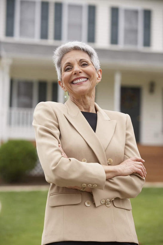 西方人,一个人,站,笑,双手交叉,微笑,露齿笑,竖图,室外,白天,正面,草地,草坪,别墅,建筑,叶子,仅一个人,服装,朦胧,模糊,注视,休闲装,住宅,草,衣服,绿色,观察,看,站着,休闲,休闲服,服饰,观看,绿草,察看,双手抱胸,关注,老年女性,女人,女性,白种人,半身,彩图,房子