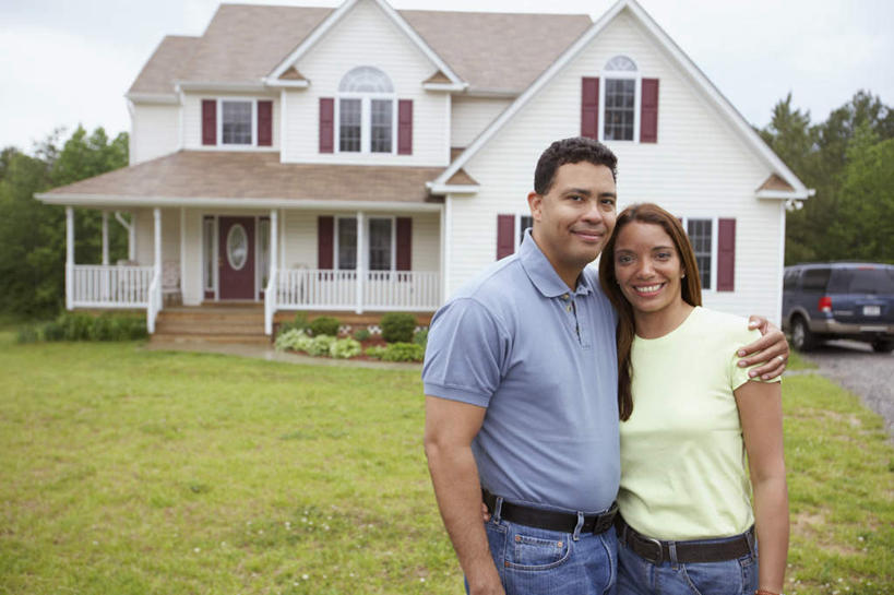 西方人,两个人,家庭,夫妻,站,抱,笑,微笑,露齿笑,横图,室外,白天,正面,爱情,草地,草坪,植物,汽车,欧洲,欧洲人,云,云朵,浪漫,云彩,注视,车,草,树,树木,树叶,绿色,白云,轿车,观察,看,站着,温暖,温馨,家属,一家人,恩爱,恋人,观看,爱护,绿草,和睦,察看,关爱,关注,亲情,亲属,男性,女性,中年男性,中年女性,白种人,情侣,搂抱,半身,彩图,房子,伴侣