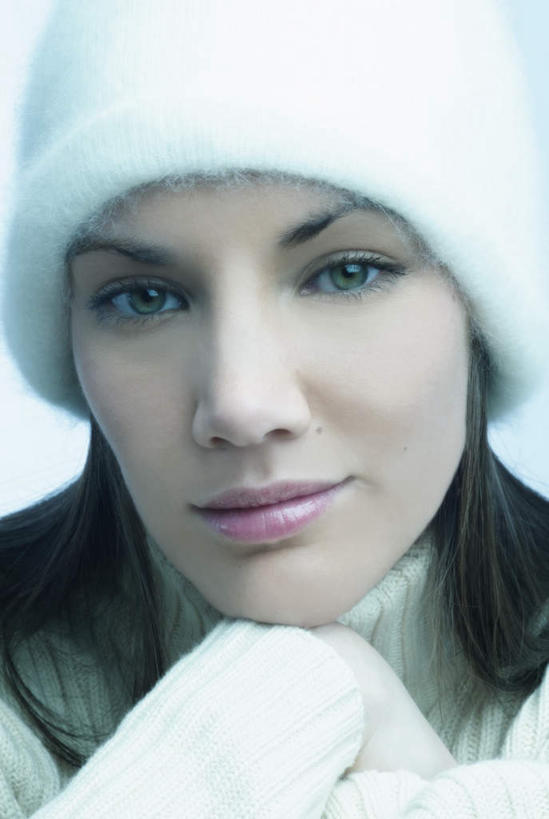 西方人,脸,头,眼睛,脸颊,头发,一个人,笑,微笑,竖图,室内,特写,白天,白色背景,正面,毛衣,帽子,欧洲,欧洲人,仅一个年轻女性,仅一个女性,仅一个人,休闲装,针织衫,黑色,休闲,休闲服,美女,眼部,摄影,影棚,绒线帽,年轻女性,女人,女性,白种人,头部,长发,发型,脸部,脸蛋,面部,半身,彩图,影棚拍摄,绒衣,线衣,拍摄