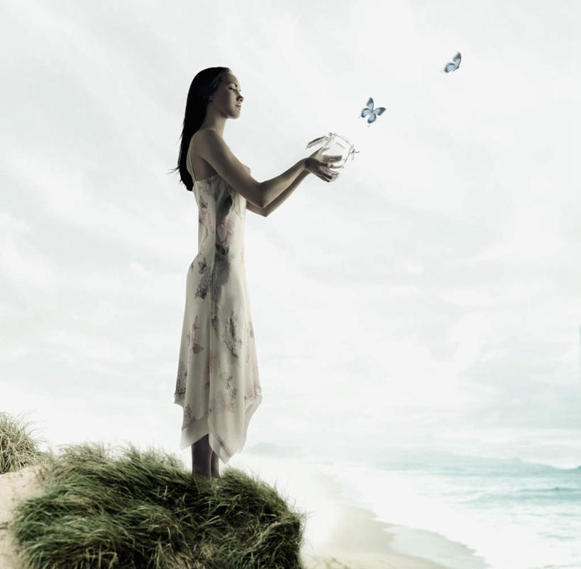 西方人,头发,一个人,站,捧,横图,室外,白天,侧面,自由,草地,海底,海浪,海洋,蝴蝶,欧洲,欧洲人,仅一个年轻女性,仅一个女性,仅一个人,瓶,云朵,拿,云彩,拿着,注视,休闲装,草,黑色,白云,蓝天,天空,海水,瓶子,观察,看,站着,休闲,休闲服,观看,察看,关注,年轻女性,女人,女性,白种人,长发,发型,大海,风浪,海,海水的波动,近岸浪,涌浪,捧着,彩图,全身